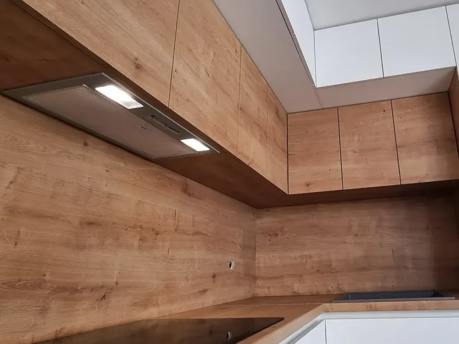 Zidna ploca izmedju kuhinjskih elemenata zagreb