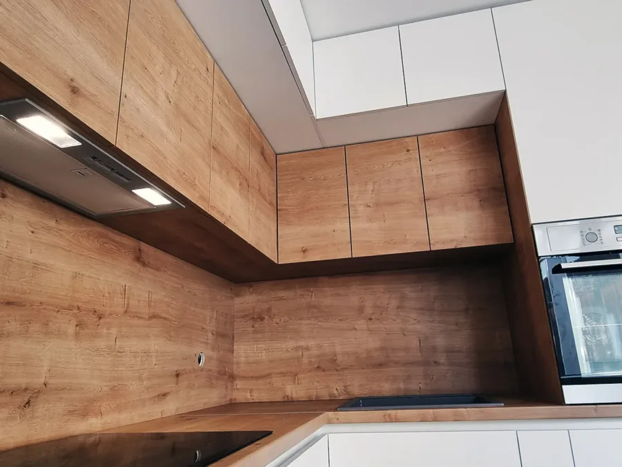 Detalji kuhinje po mjeri s drvenim oblogama — kako naručiti kuhinju po mjeri