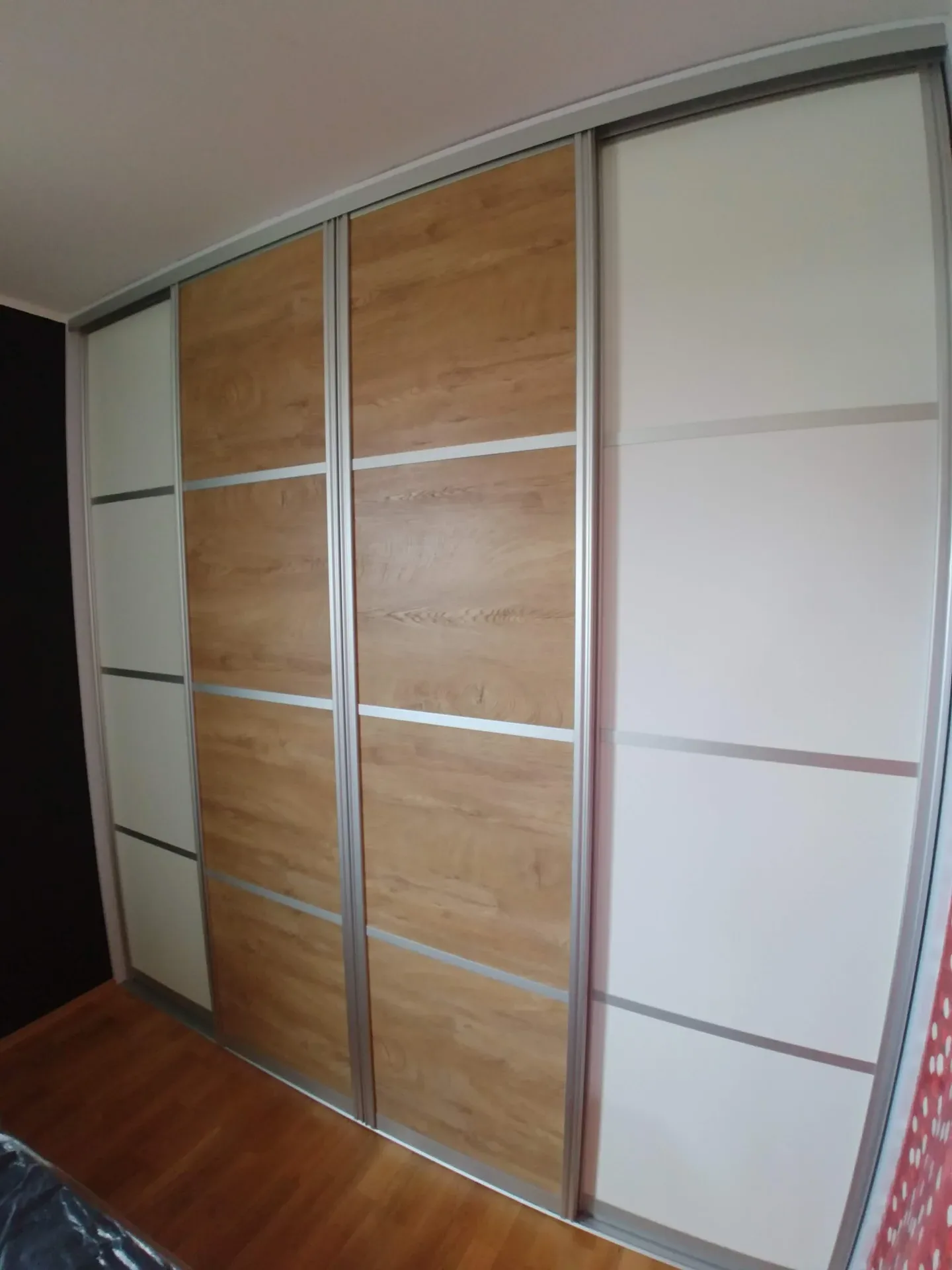 Ugradbeni ormar s kliznim vratima u bijeloj i boji drva